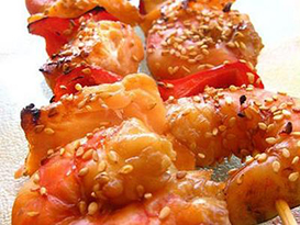 brochettes_de_saumon_et_de_crevettes_marinees_a_la_sauce_gingembre_soja_panees_aux_graines_de_sesame_